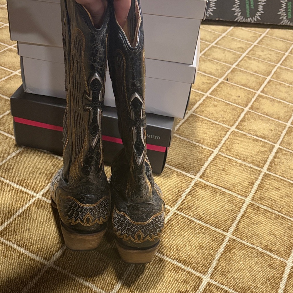 Corral Black and Gold Winged Heeled Boots - Picture 4 of 8